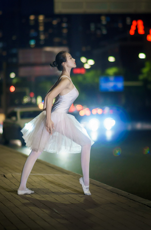 北京市利用“鸟巢”、“水立方”等奥运场馆资源，推动群众体育发展